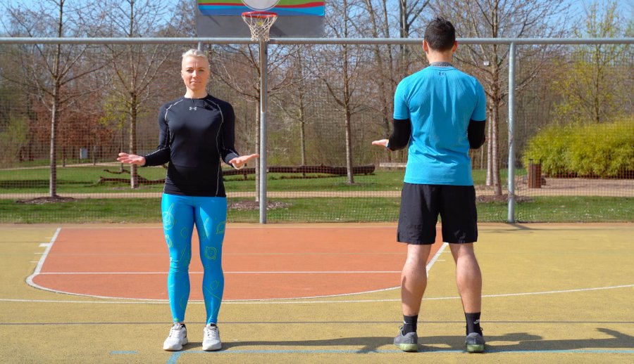 Při bolesti zad nebo krční páteře je ideálním cvikem „číšník“.
